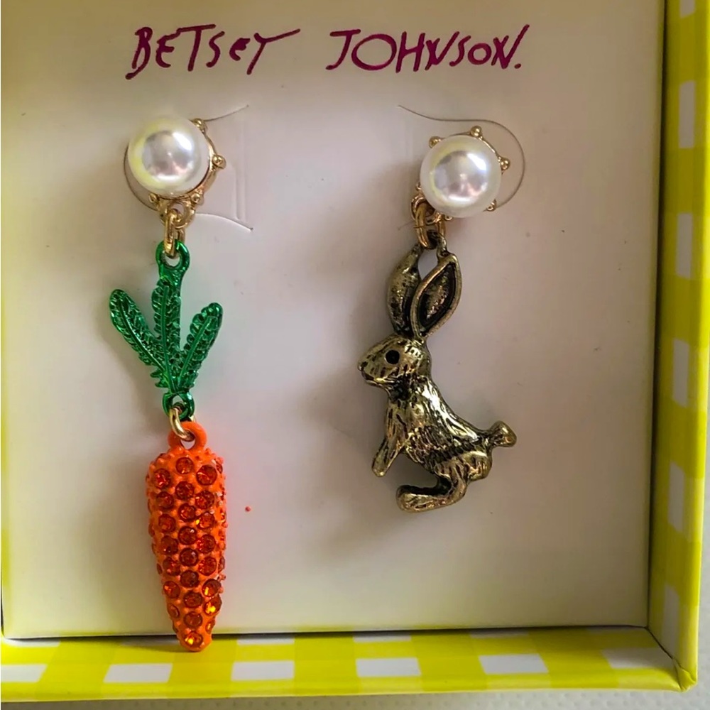 Betsey Johnson Gold Tone Bunny & Carrot Mismatch Drop Earrings Faux Pearl NIB